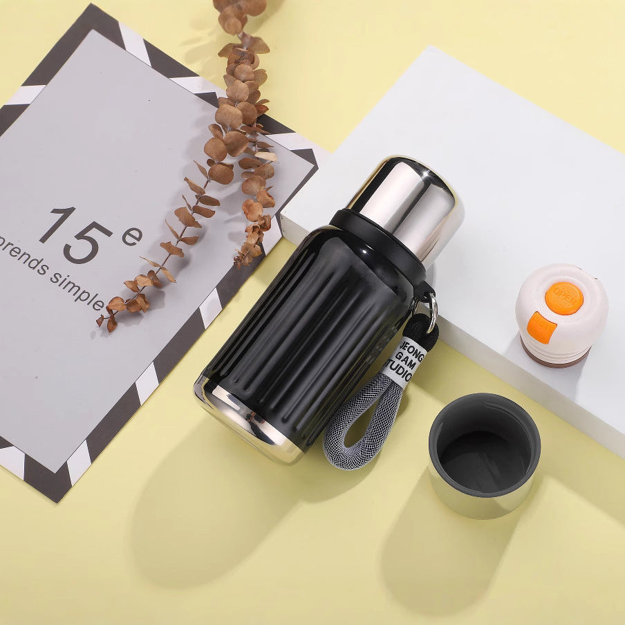 Unisex double-walled insulated bottle with one-handed safety lock and removable drinking cup Kalsten