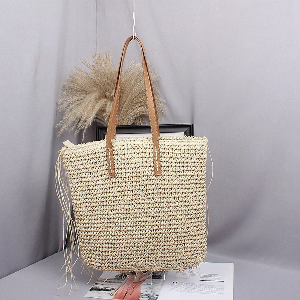 Handwoven beach bag made of natural materials with leather accents Kalsten