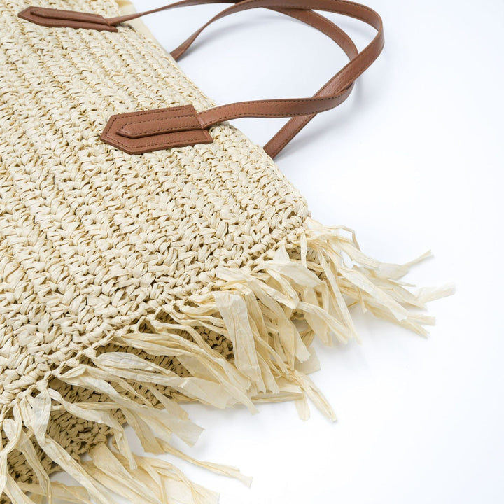 Beach bag made of handwoven straw with fringes Kalsten