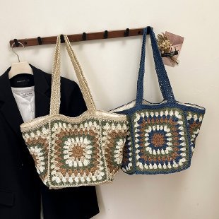 Beach bag made of hand-woven natural material with a square pattern Kalsten