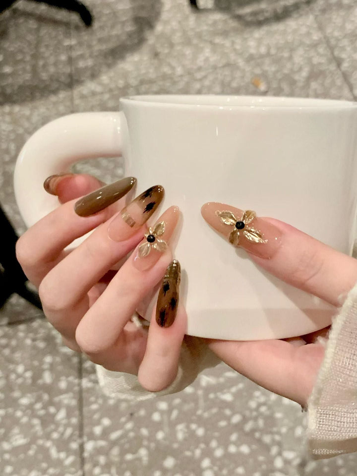 Artificial nails with elegant gold embellishments Kalsten