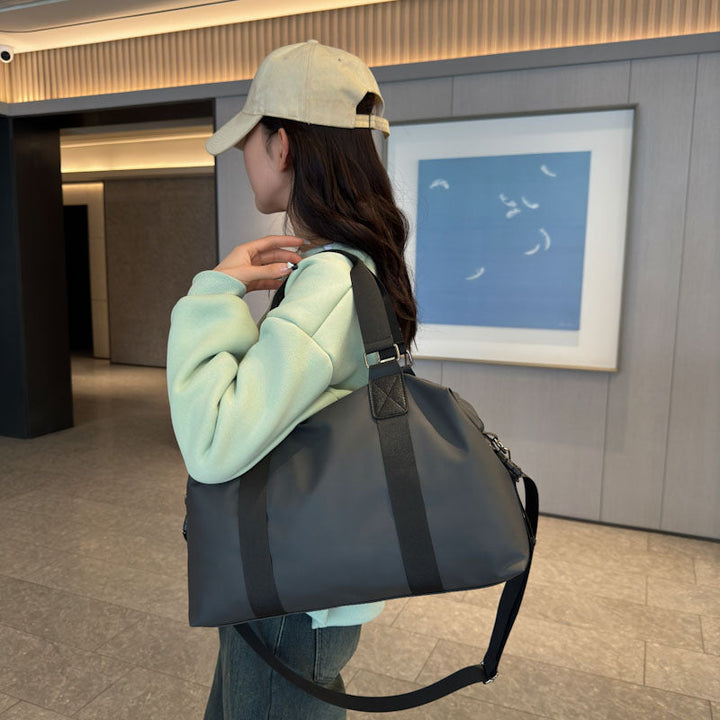 Sporty travel bag with water-repellent properties and ergonomic carrying handles Kalsten