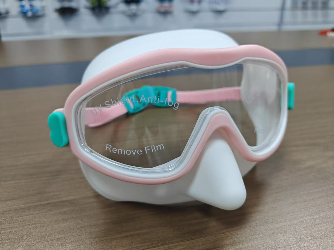 Swimming mask with adjustable comfort and clear field of vision Kalsten