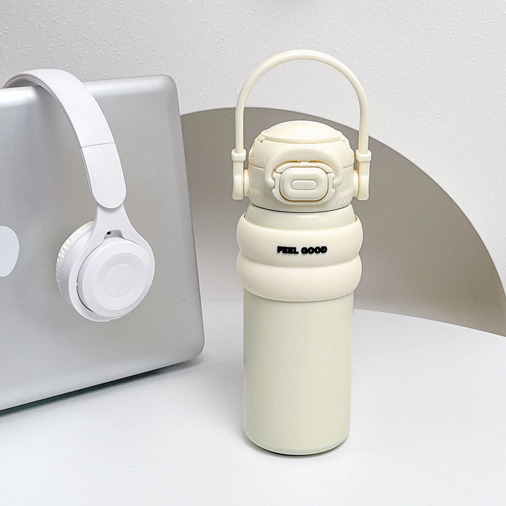 Insulated drinking bottle with innovative closure mechanism Kalsten
