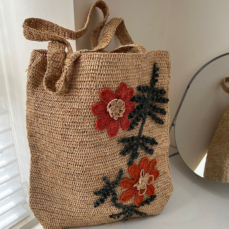 Handcrafted straw bag with geometric pattern Kalsten