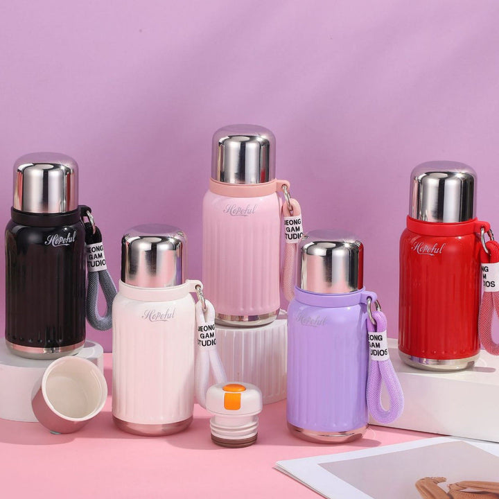 Unisex double-walled insulated bottle with one-handed safety lock and removable drinking cup Kalsten
