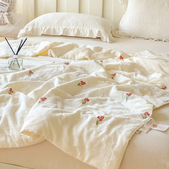 Women lightweight and breathable quilt with delicate floral patterns Kalsten