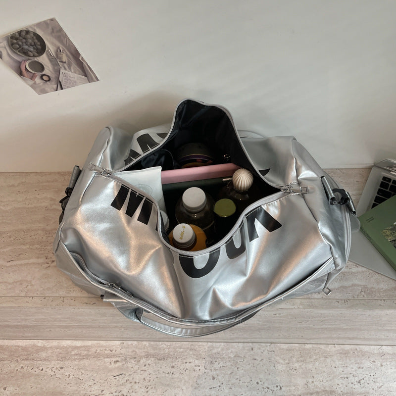 Sporty travel bag with water-repellent outer material and extensive interior organization Kalsten