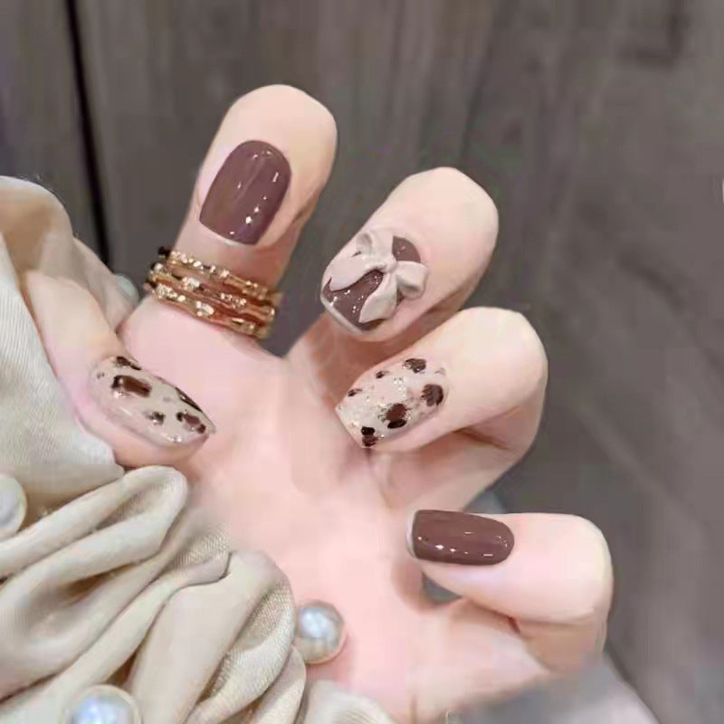 Glamorous artificial nails with heart design and glittering accents Kalsten