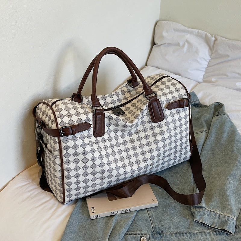 Sporty travel bag with multiple compartments and reinforced carrying handles Kalsten
