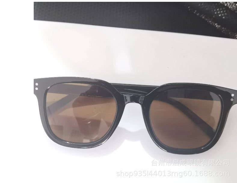 Women striking retro sunglasses with yellow-tinted lenses Kalsten