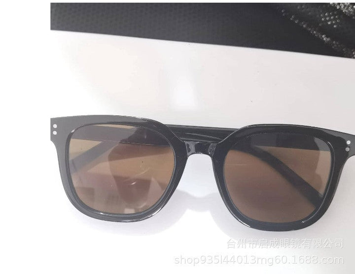 Women striking retro sunglasses with yellow-tinted lenses Kalsten