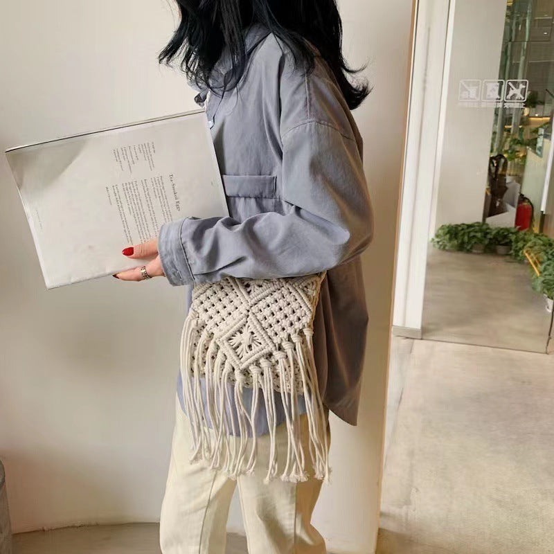 Hand-knotted macrame shoulder bag with fringes Kalsten