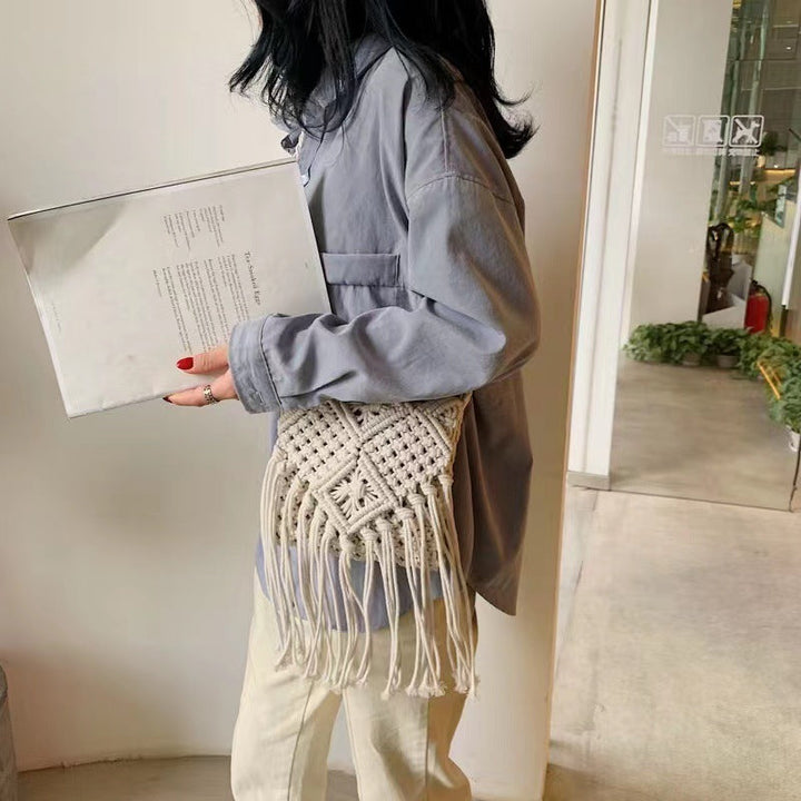 Hand-knotted macrame shoulder bag with fringes Kalsten