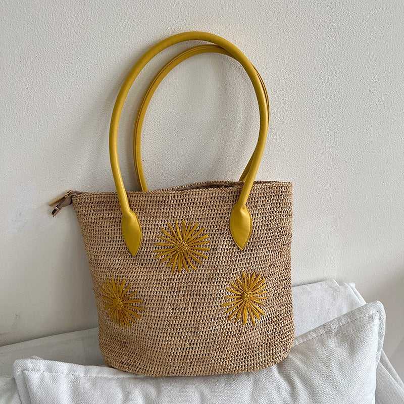 Handcrafted straw bag with geometric pattern Kalsten