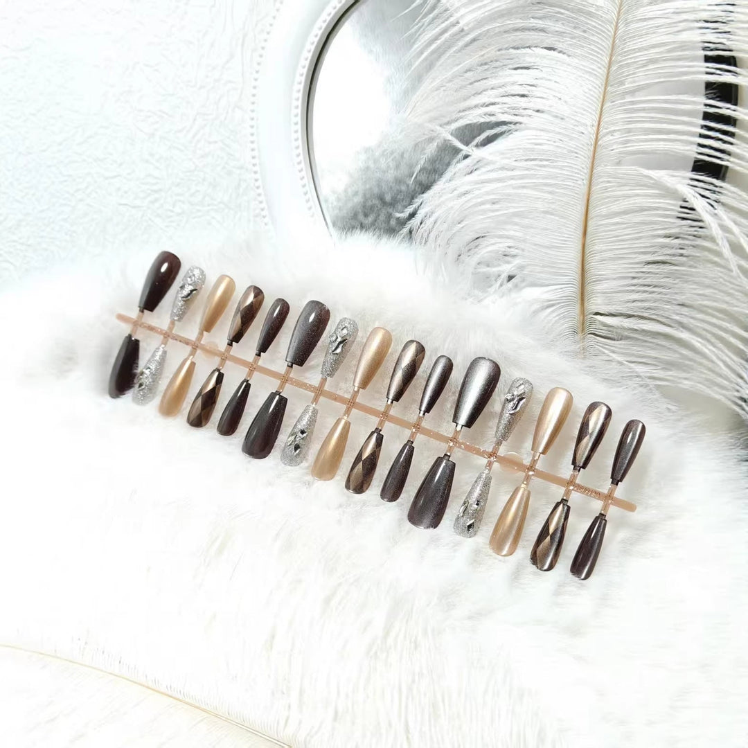 Glamorous Art Nails in Elegant Metallic Look Kalsten