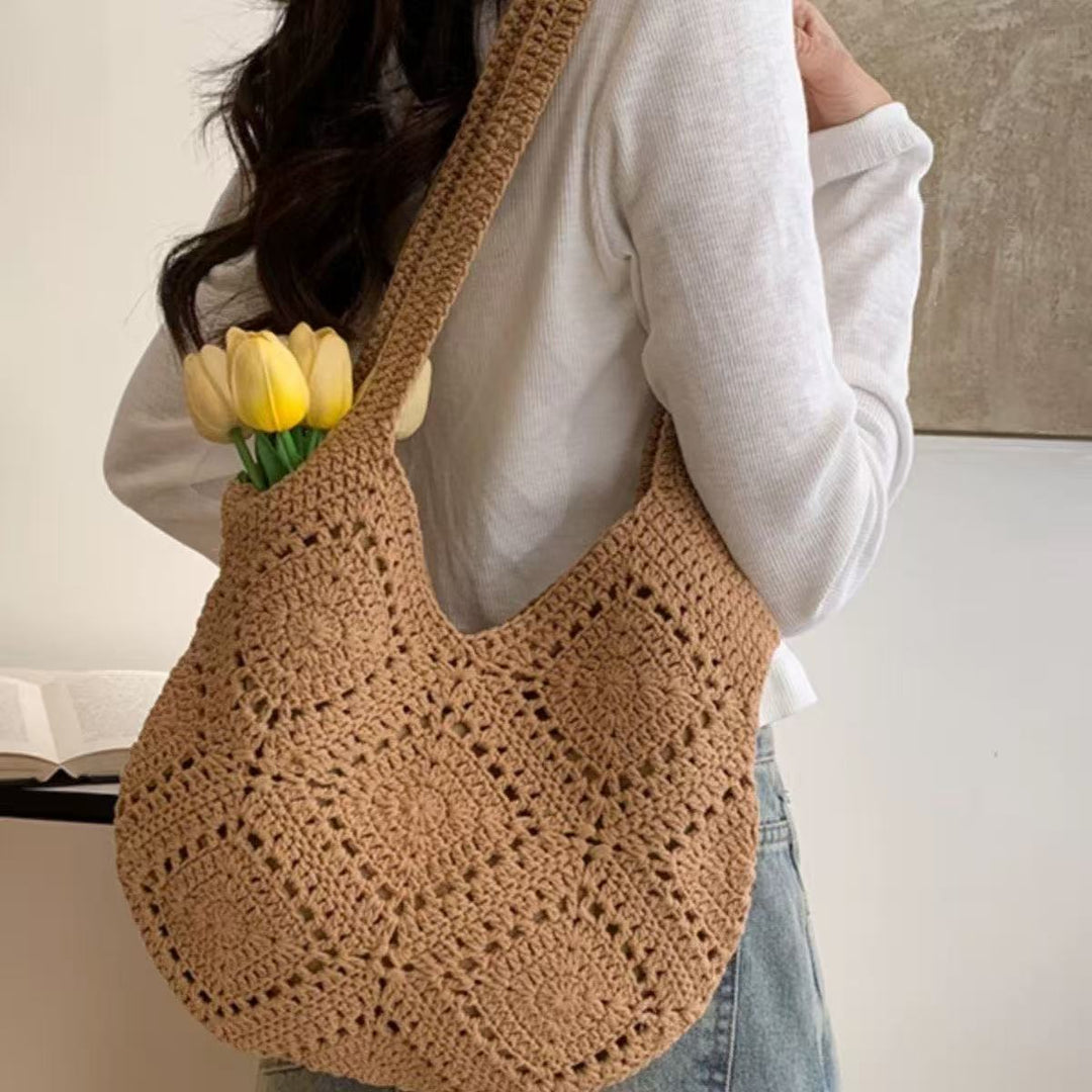Handbag made of braided natural material with tassel details Kalsten