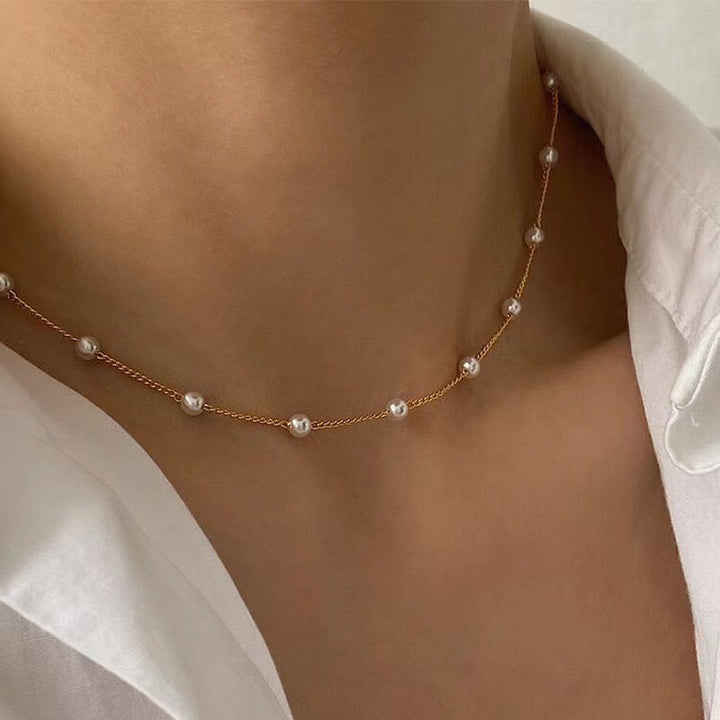 Delicate Pearl Necklace with Fine Gold Stand Kalsten