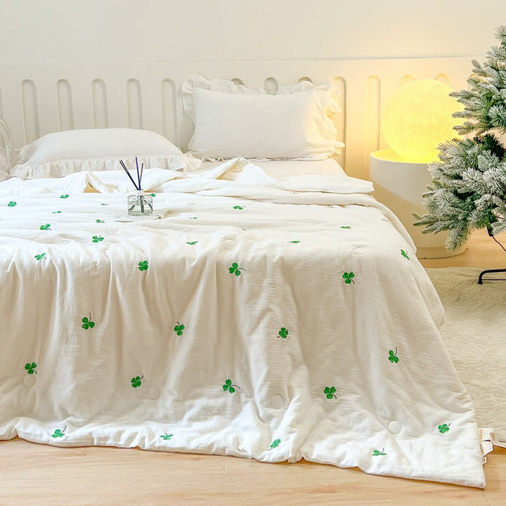 Women lightweight and breathable quilt with delicate floral patterns Kalsten