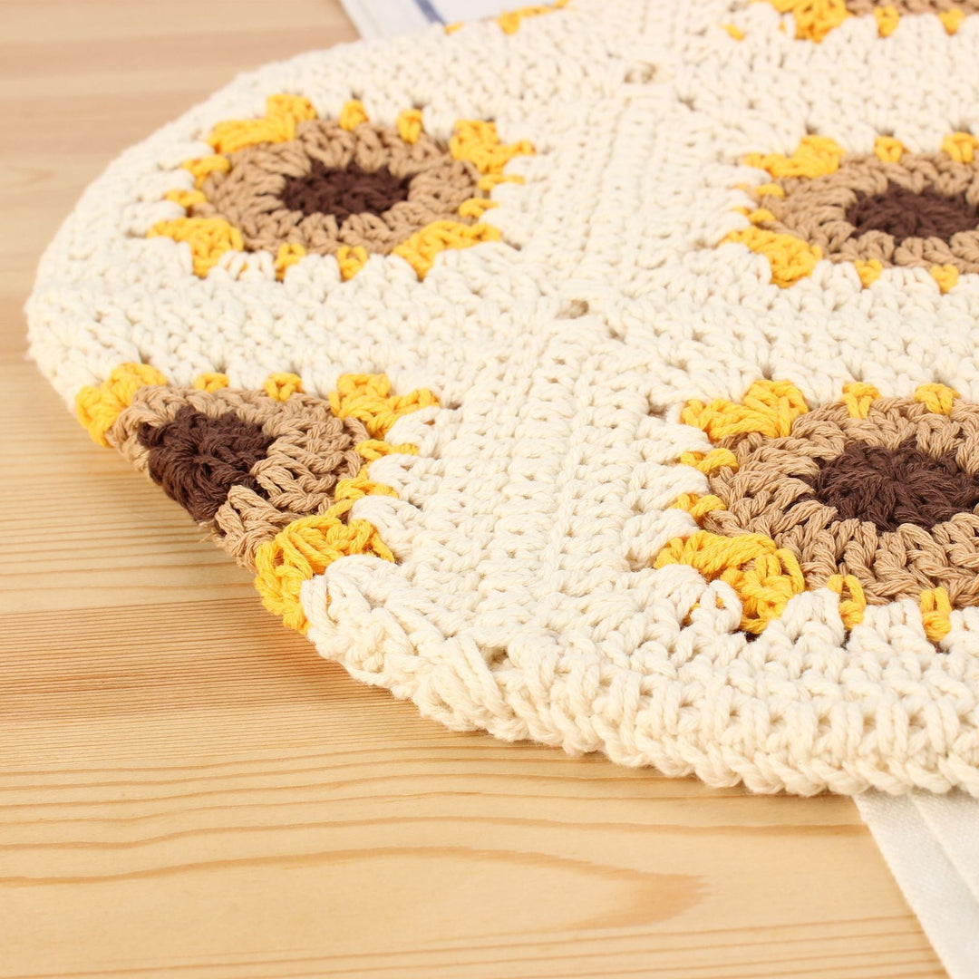 Crochet shoulder bag with playful sunflower pattern Kalsten