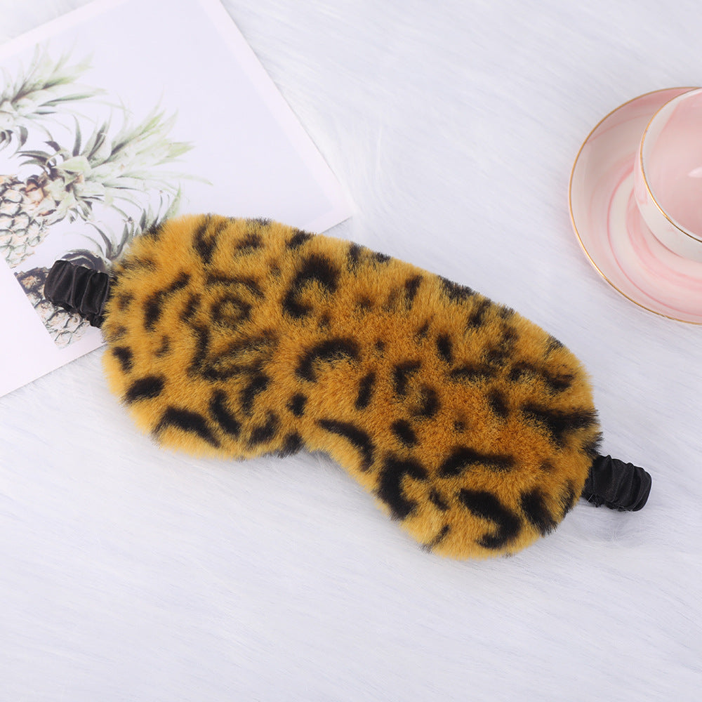 Women's cuddly faux fur sleep mask with heart-embossed surface and gathered comfort band Kalsten