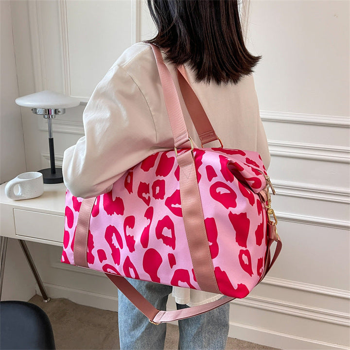 Sporty travel bag with modern leopard pattern Kalsten