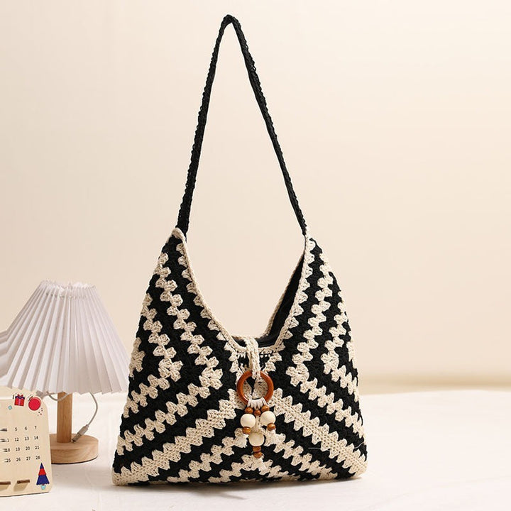 Handmade macrame shoulder bag with playful pendant Kalsten