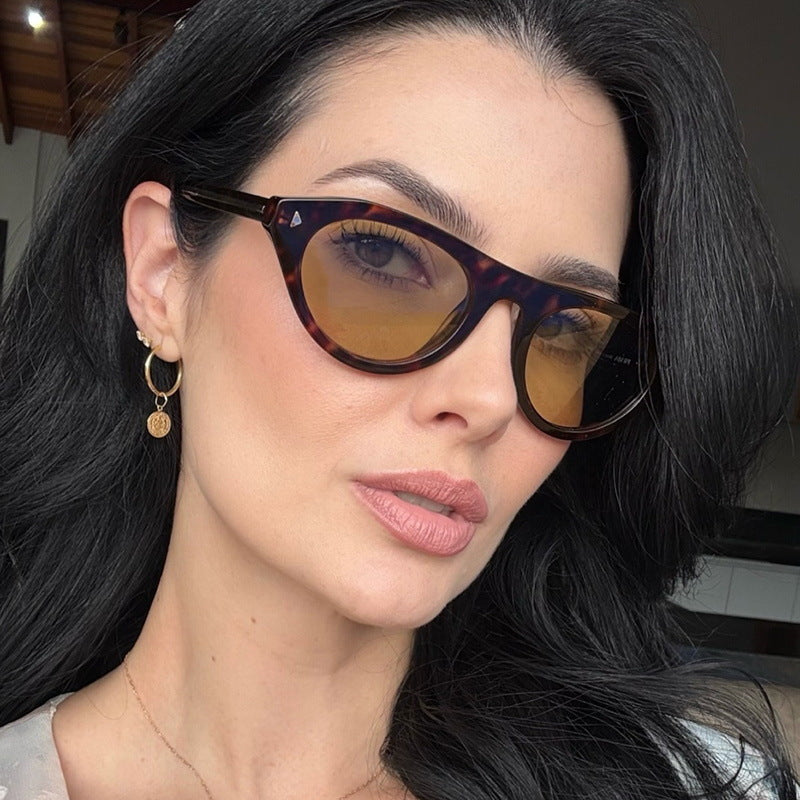 Women's fashionable sunglasses with curved frame and protective UV filter Kalsten