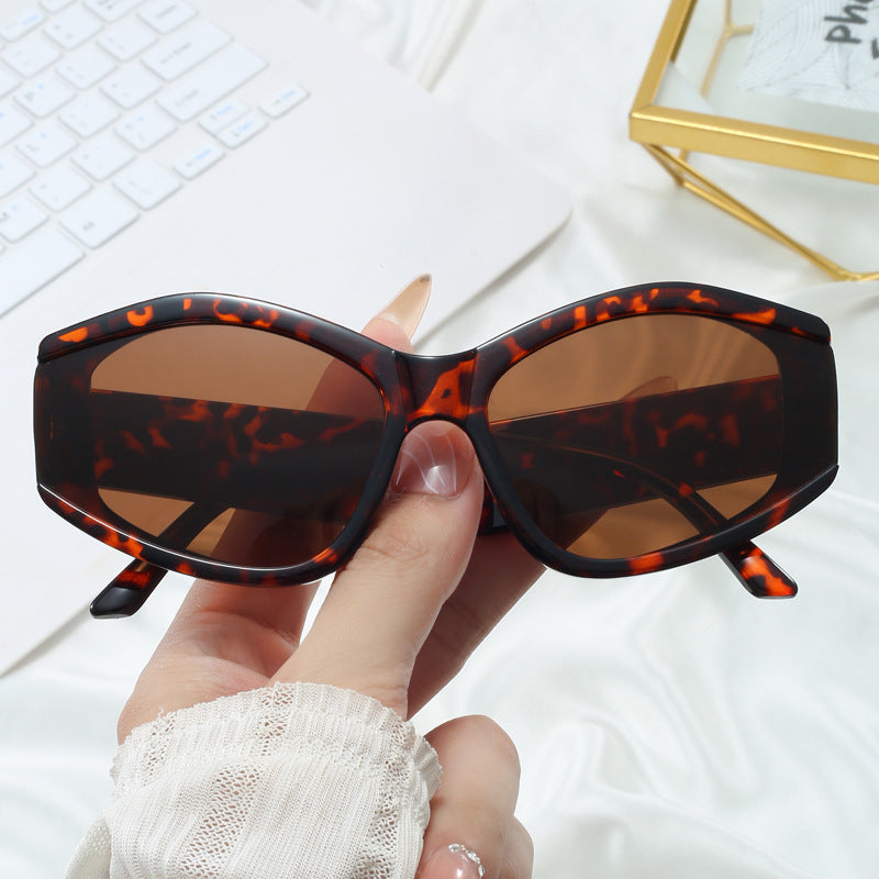 Women’s fashionable sunglasses with distinctive, futuristic design Kalsten