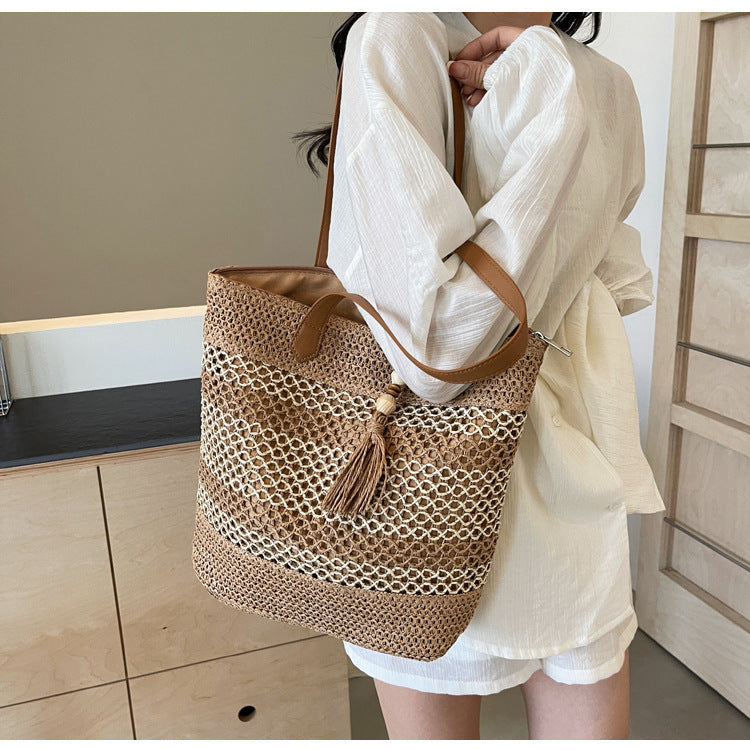Braided tote bag with decorative fringes Kalsten