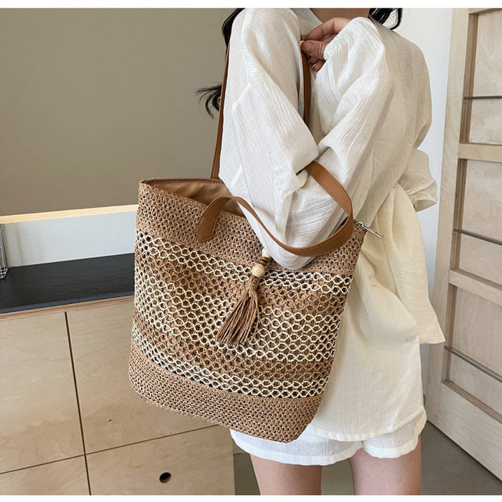 Braided tote bag with decorative fringes Kalsten