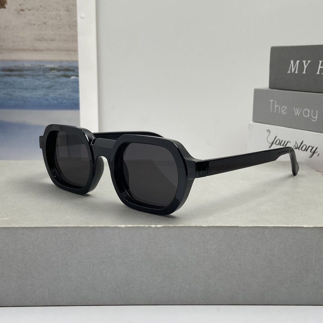 Women’s fashionable sunglasses in modern design with wide frame Kalsten