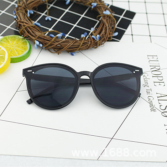 Ladies elegant sunglasses with modern frame Kalsten