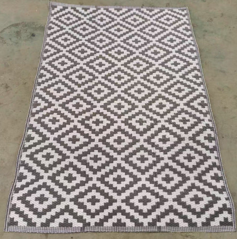 Women Elegant decorative rug with geometric pattern Kalsten
