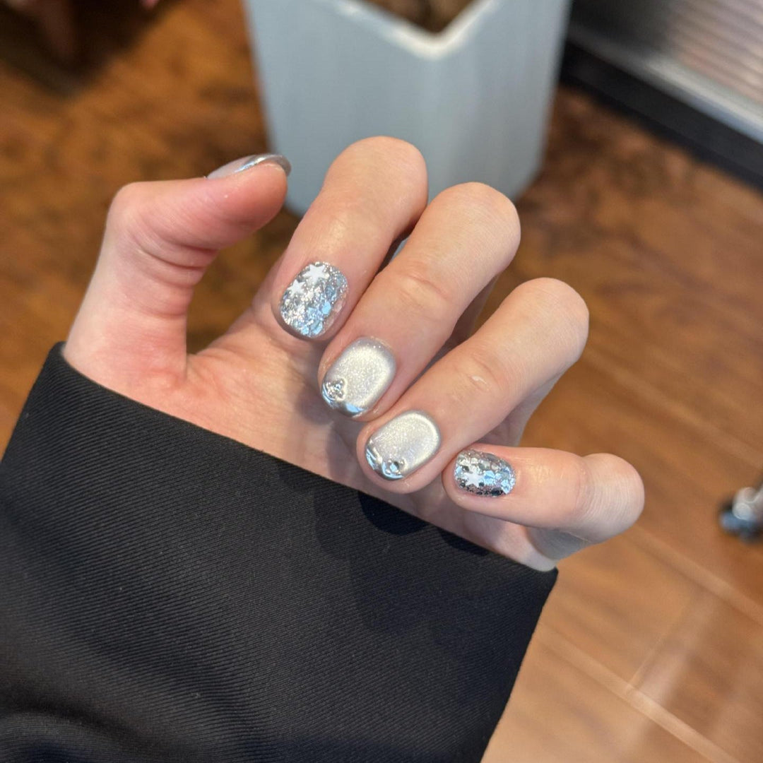 Glamorous artificial nails with radiant metallic finish Kalsten