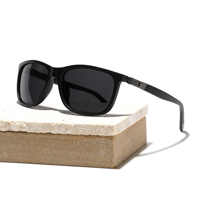 Women's stylish sunglasses with a sturdy frame construction Kalsten