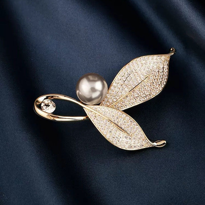 Elegant and Glamorous Brooch with Pearls and Crystals Kalsten