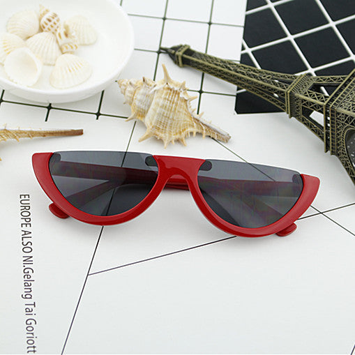 Women Cat-Eye Glasses with distinctive frame and mirrored lenses Kalsten
