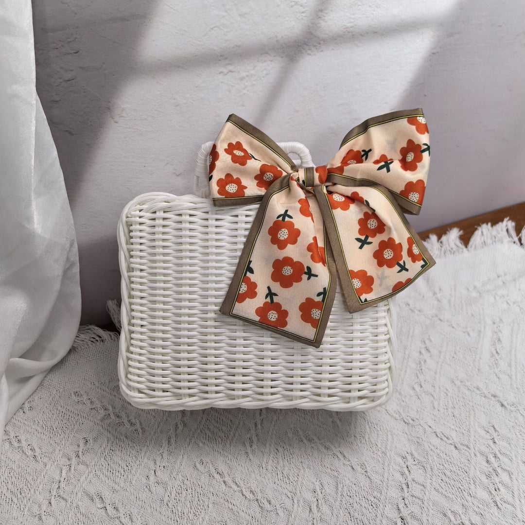 Women elegant handbag made of woven material Kalsten