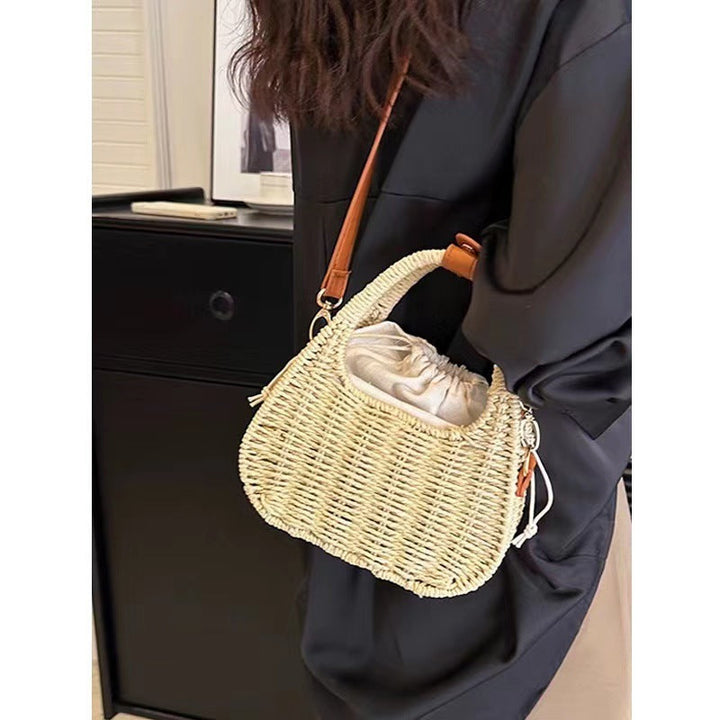 Fashionable wicker handbag with elegant leather detail Kalsten