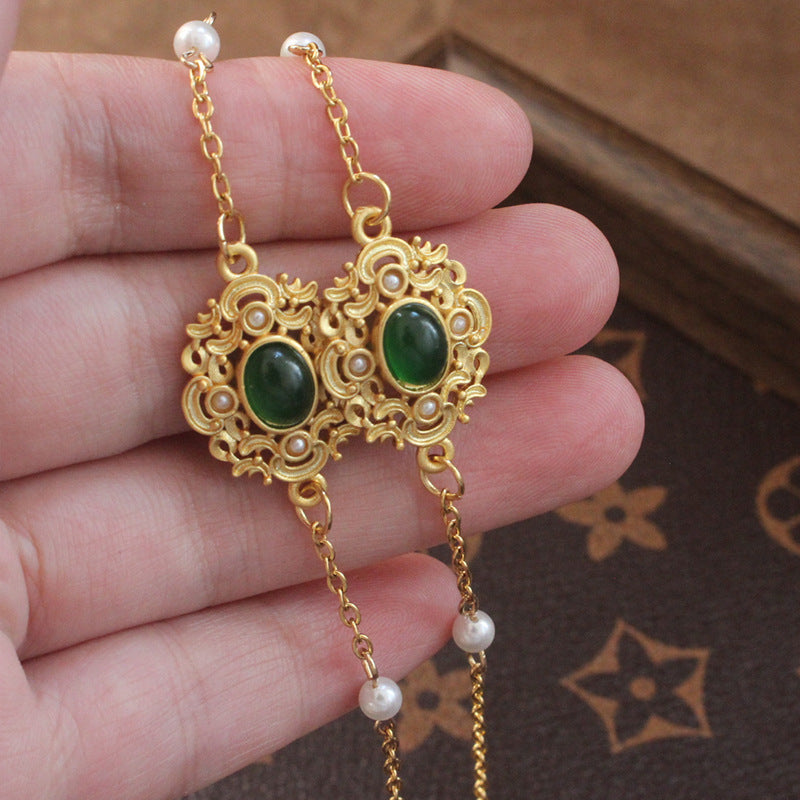 Elegant jewelry display chain with pearls and green stone decoration Kalsten