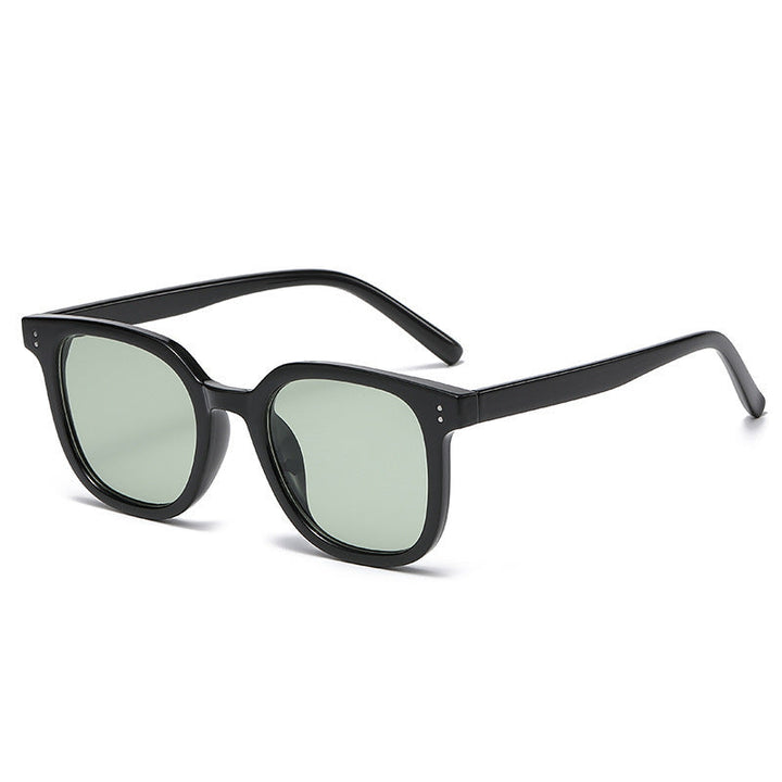 Women striking retro sunglasses with yellow-tinted lenses Kalsten