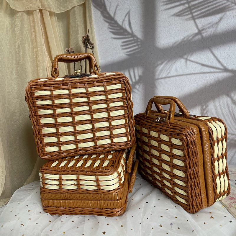Women stylish picnic basket Kalsten