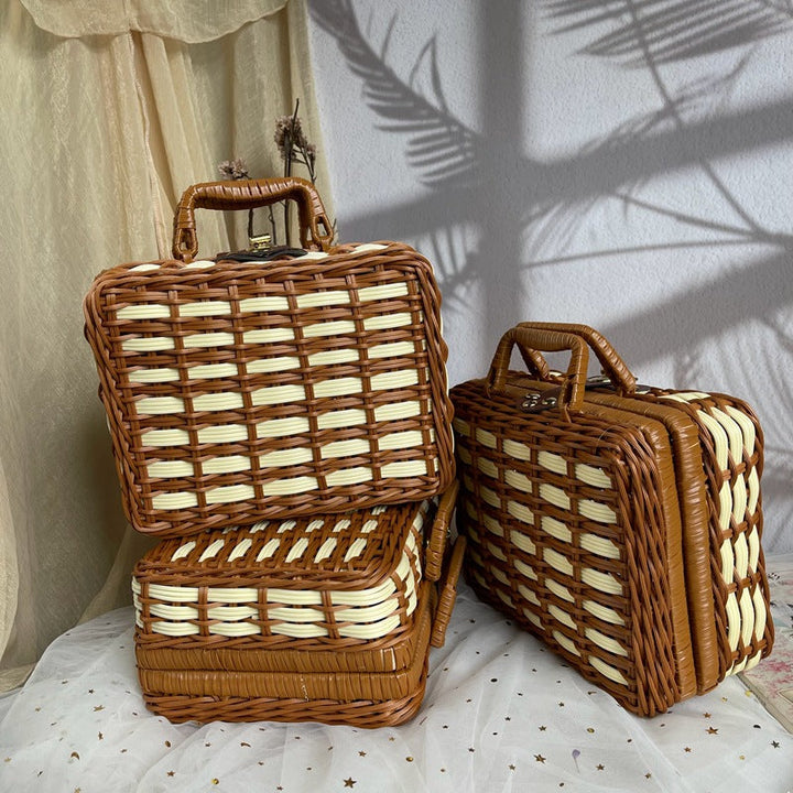 Women stylish picnic basket Kalsten