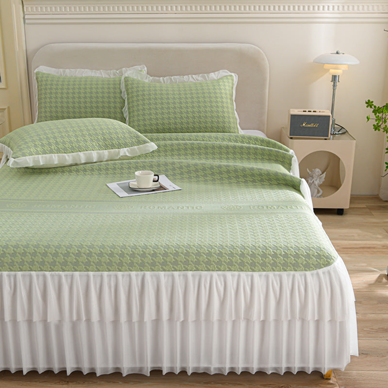 Ladies elegant bedspread set with decorative ruffled hem Kalsten