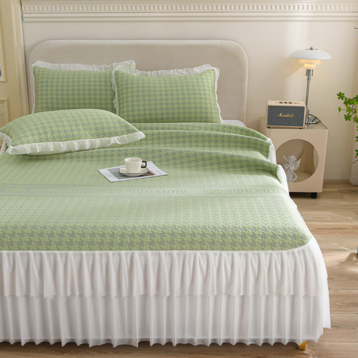 Ladies elegant bedspread set with decorative ruffled hem Kalsten