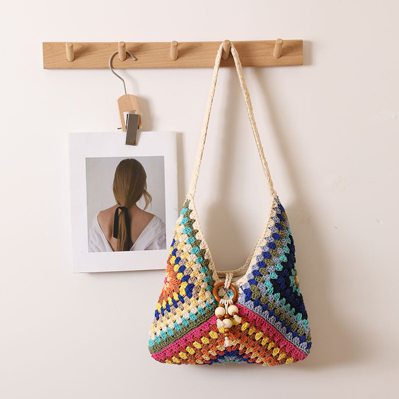 Handmade macrame shoulder bag with playful pendant Kalsten