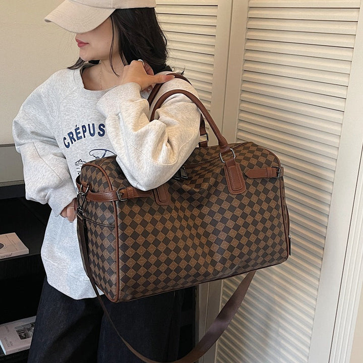 Sporty travel bag with multiple compartments and reinforced carrying handles Kalsten