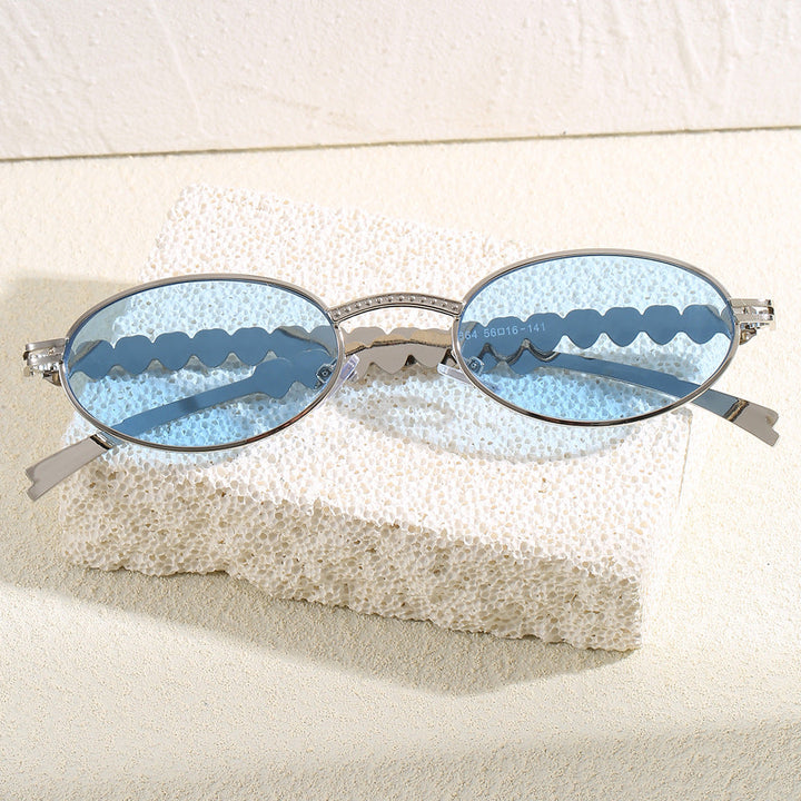 Fashionable sunglasses with oval frame and luxurious accent Kalsten