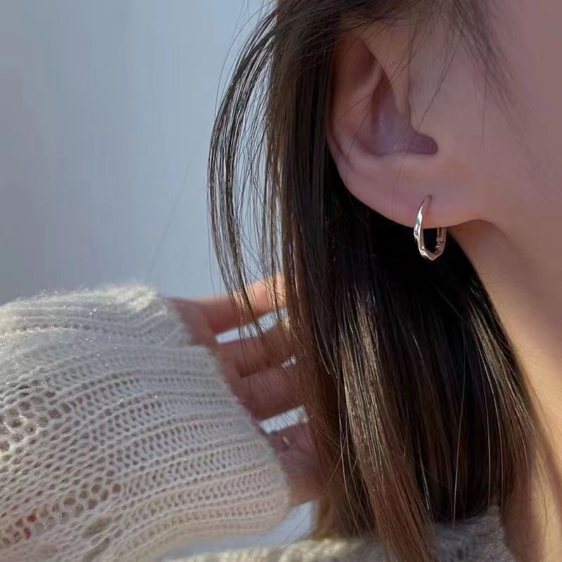 Fashionable and Elegant Hoops Made of High-Quality Metal Kalsten